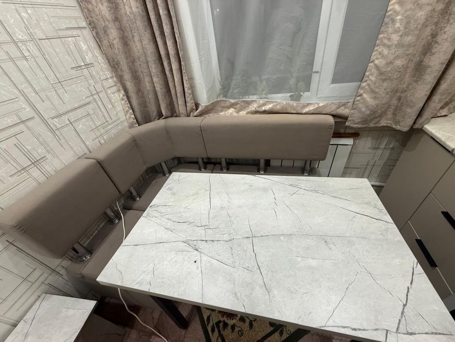 Кухонный угловой диван + стол + 2 табуретки
