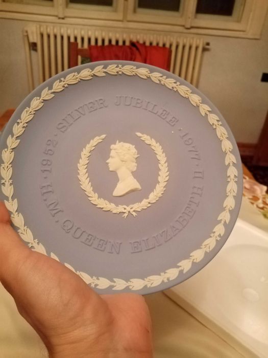 Farfurie mare Wedgwood jasper Regina Elisabeta II in cutia originala