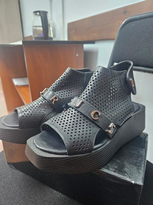 Продам  Босоножки