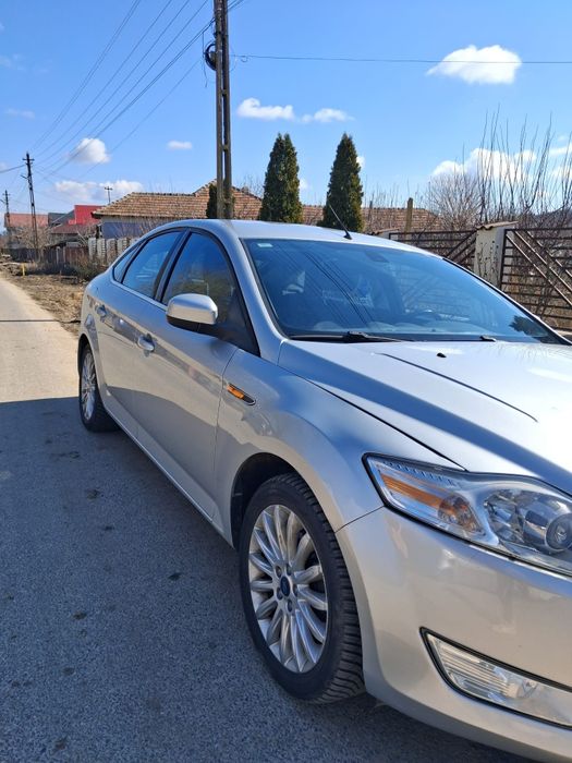 Vând Ford mondeo