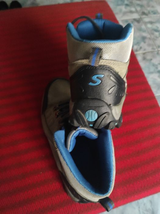 Adidași  foarte practici comozi și rezistenți.
Numarul 41.