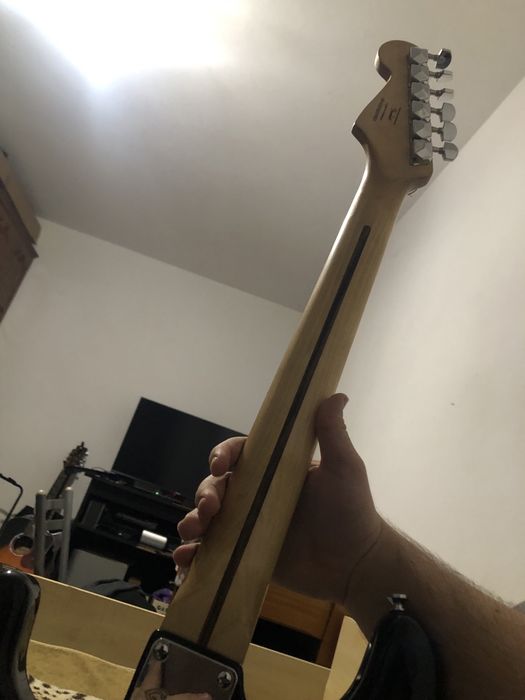 Vând chitara Fender Squaier Strat CA ȘI NOU.