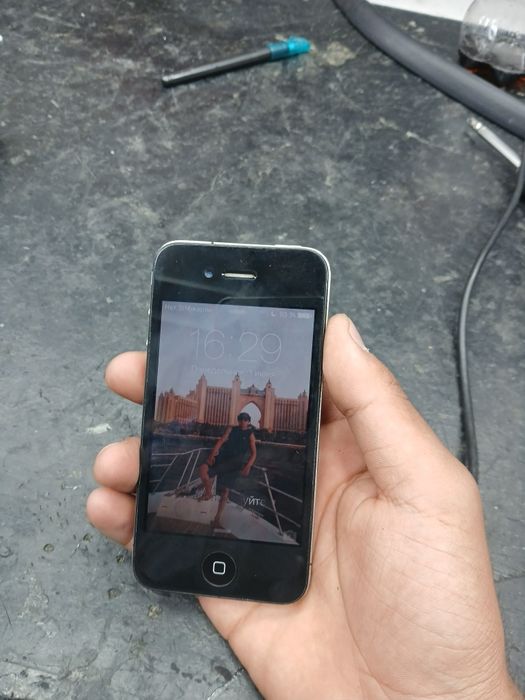 Продам айфон 4s  л