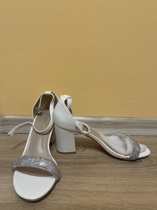 Vand sandale si pantofi NOI