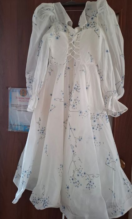 Белое платье с синими цветами