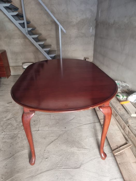 Стол деревянный.