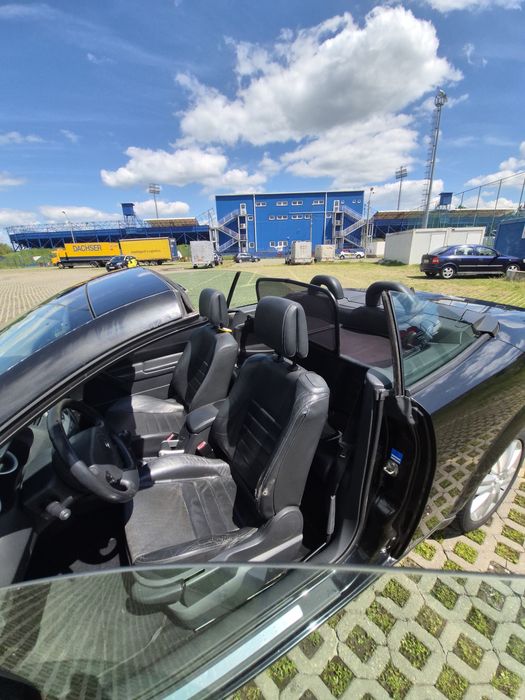 Vând sau schimb Renault Mégane II Coupé-Cabriolet decapotabilă, mașină întreținută și foarte plăcută la condus.