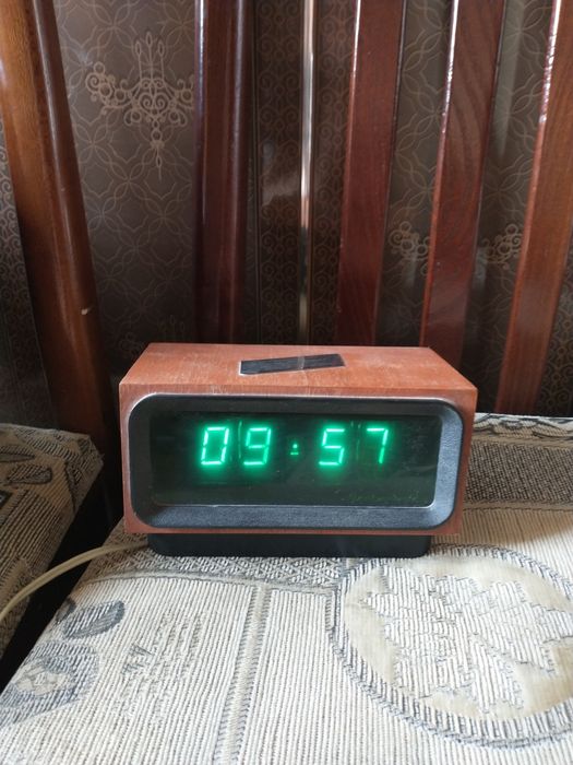 Часы настольные электроника 1979 года