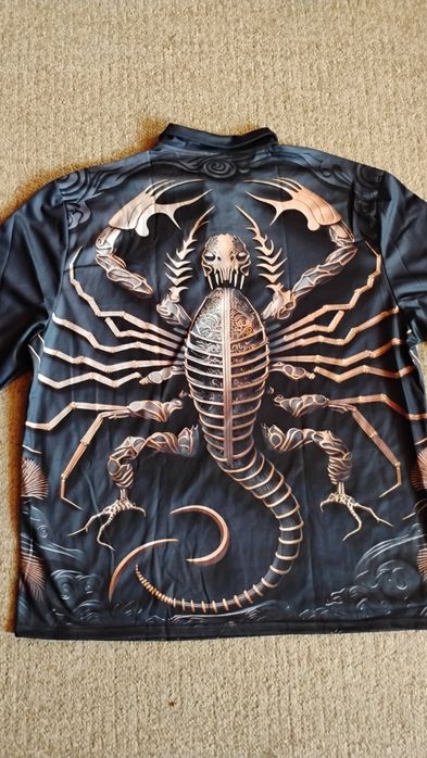Tricou craniu și scorpion