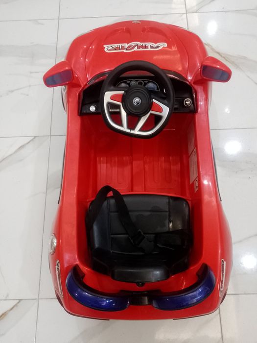 Червена акумулаторна кола