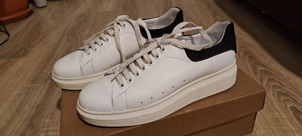 Pantofi sport "" adidasi " piele  interior si exterior.