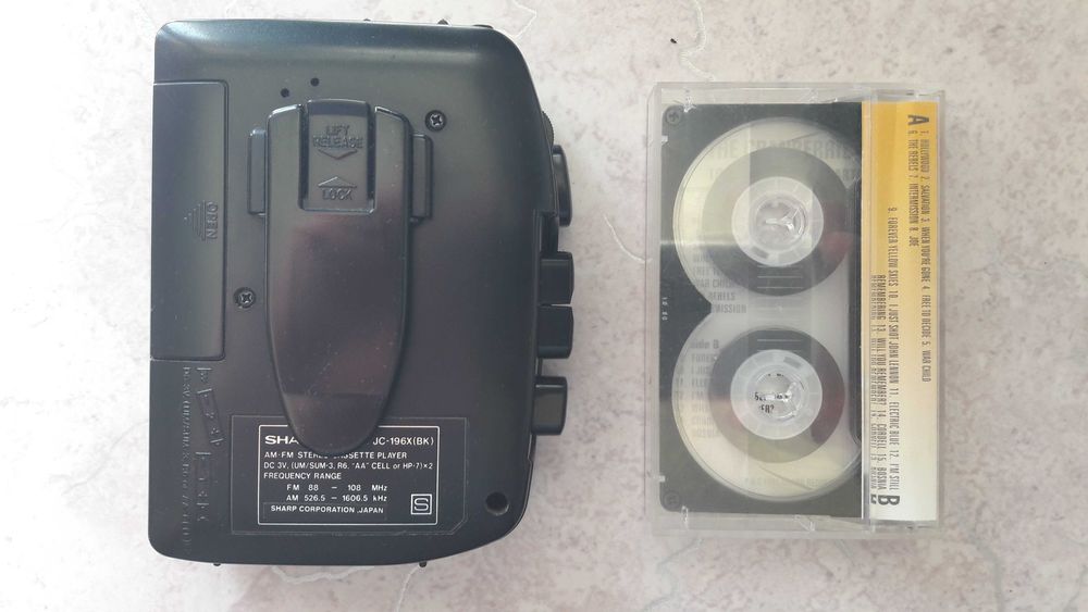 Кассетный плеер SHARP Japan винтажный.