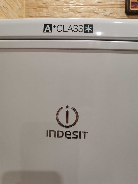 Хладилник с фризер - Indesit CAA 55