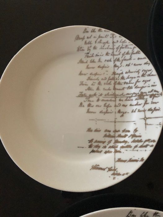 Продавам сервиз за хранене