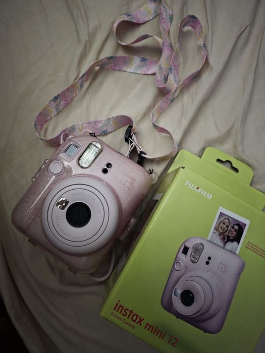 Instax mini 12 cu poze inauntru si carcasa