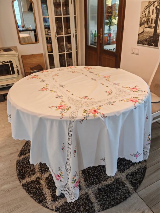 Veche fata de masa cu broderie manuala
