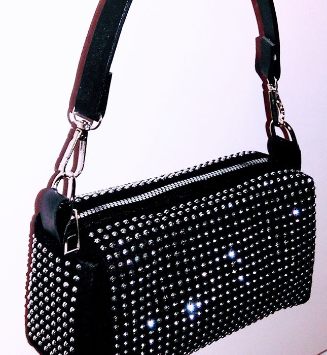 Елегантна дамска чантичка с инкрустирани камъчета