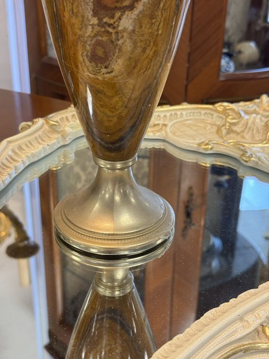 Vaza decorativa din onix cu elemente de metal