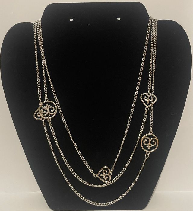 Қазақы тақия, әшекейлер.