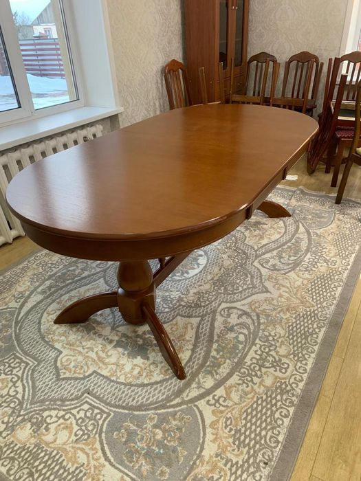 Большой красивый стол