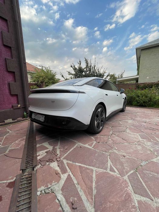 автомобиль zeekr 007