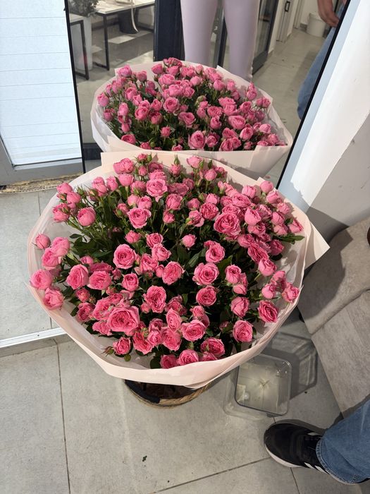 Пышный букет из кустовых роз