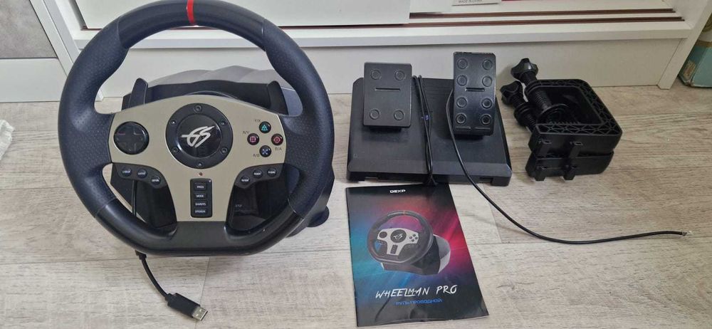 Игровой руль с педалями