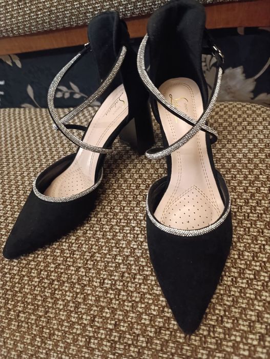 Элегантные вечерние туфли с камнями и на каблучке