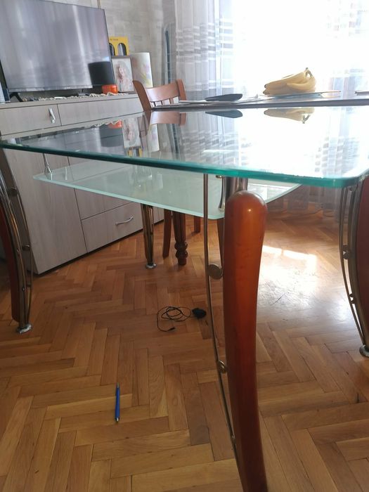 Продавам стъклена маса