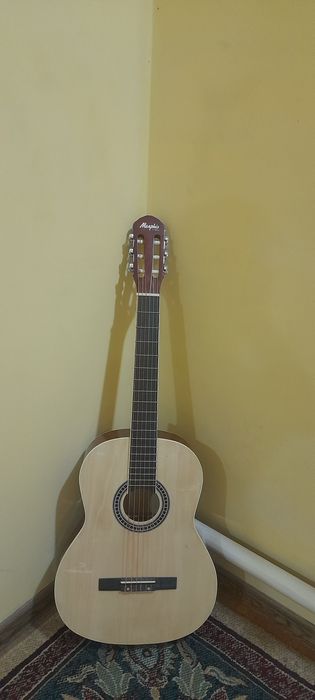 Гитара сотилади.