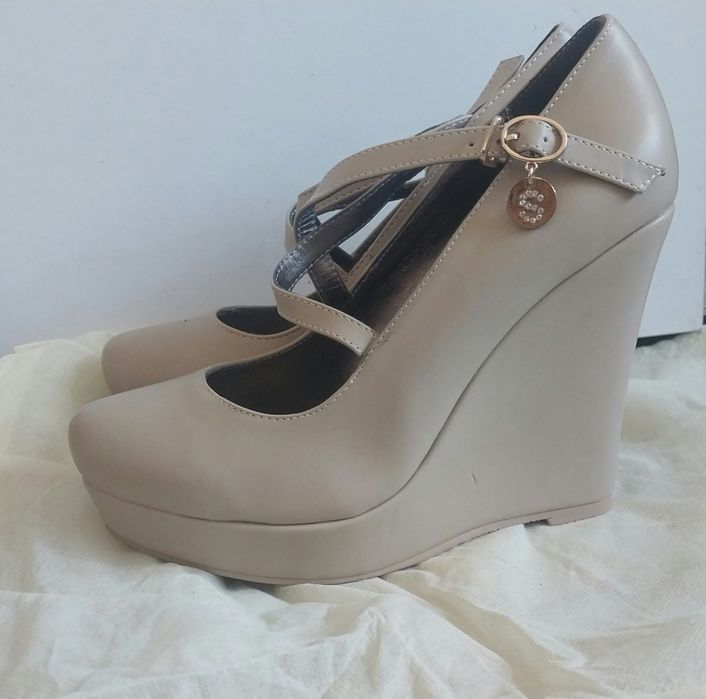 Продаются новые босоножки