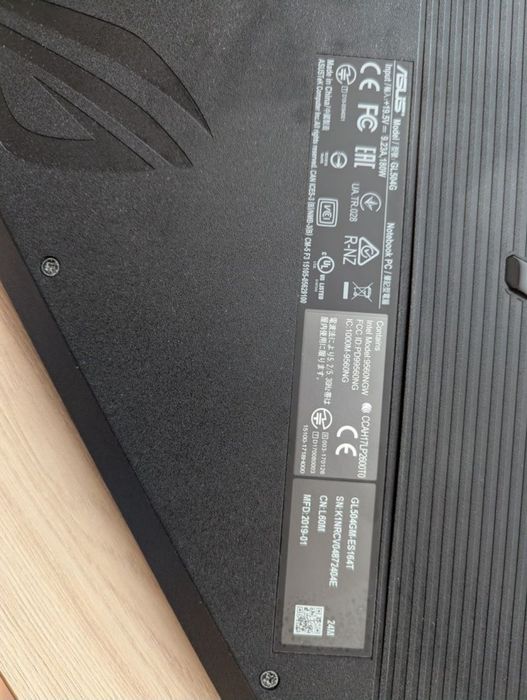 Defect-pe piese sau Laptop Gaming ASUS ROG Strix Scar II , VÂND URGENT , PREȚ NEGOCIABIL , am nevoie de bani