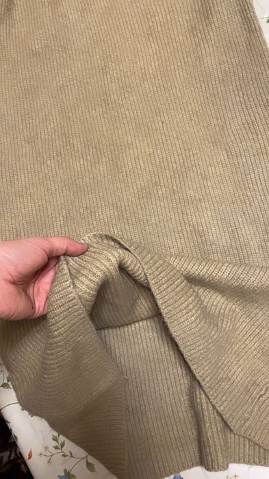 Трикотажное платье-миди с высоким воротником