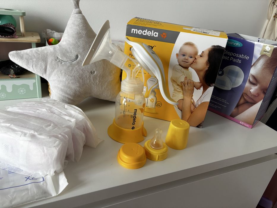 Ръчна помпа за кърма на Medela + подарък