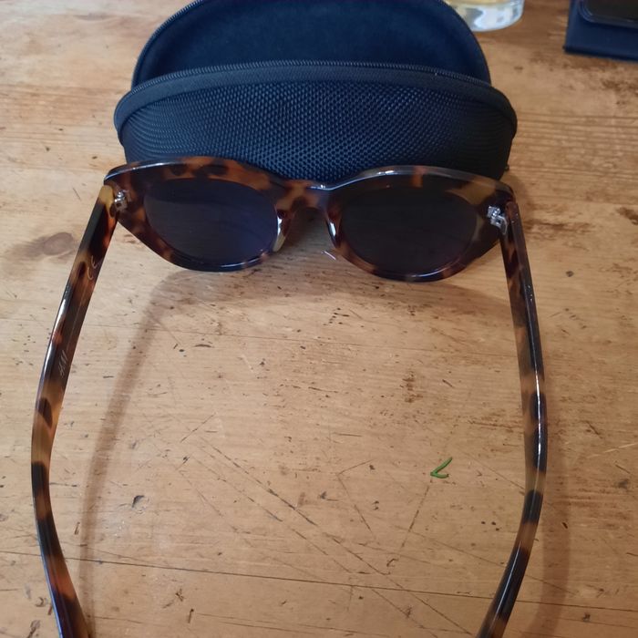 Продавам слънчеви очила