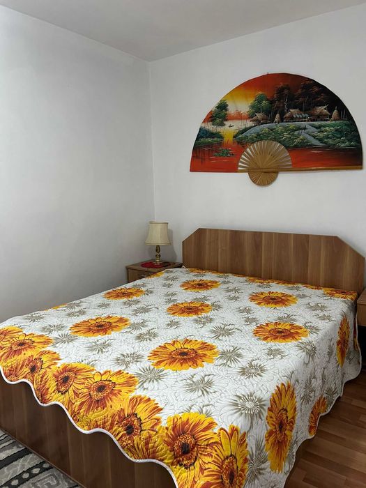 Inchiriez apartament cu 2 camere in in zona Decebalecebal aproape de piata. Apartamentul este situat la partier,este mobilat si utilat la cheie.