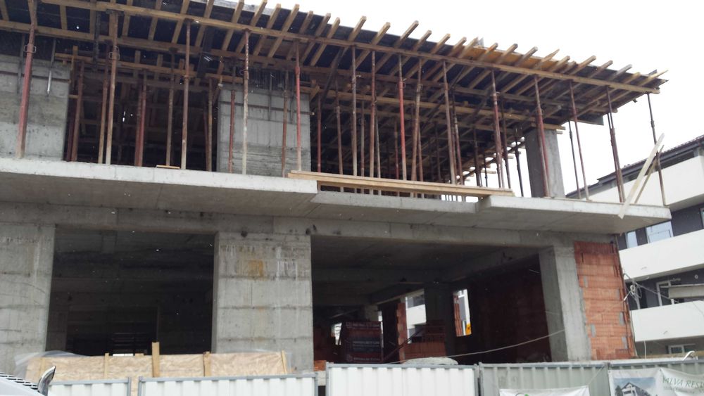 Decomandat 2 camere + 2 locuri parcare, zonă de case, Sălăjan