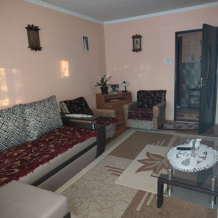Ofer spre închiriere apartament cu două camere