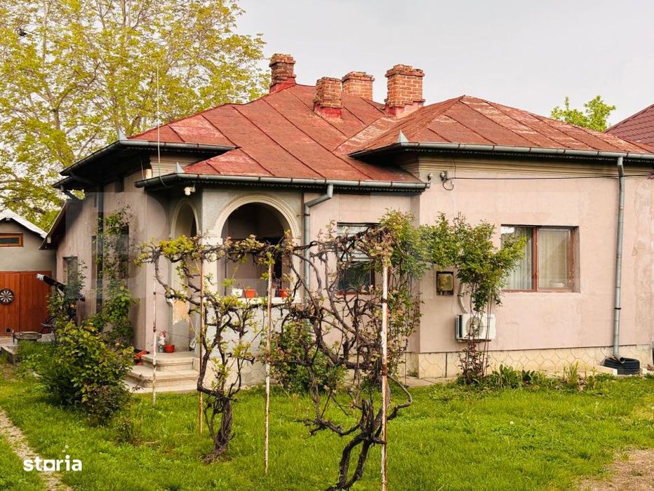Casa spatioasa + teren 2700 mp in zona Gaesti  3 dormitoare, garaj + s