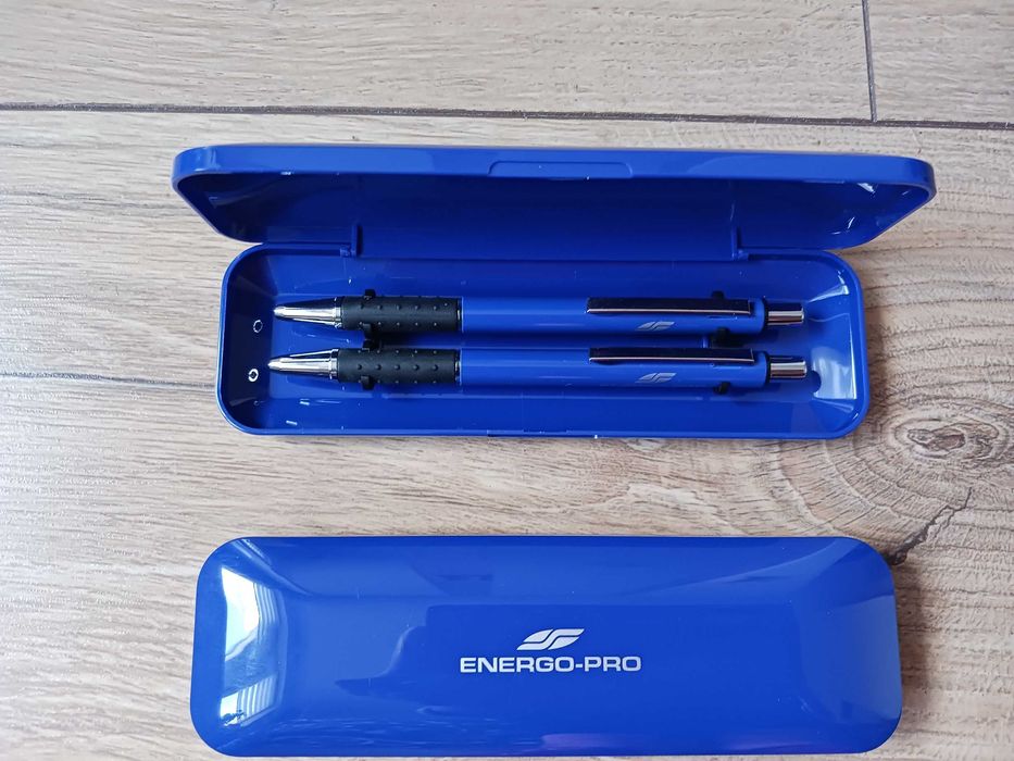 Нови комплекти химикал и молив в кутия. Нови химикали.