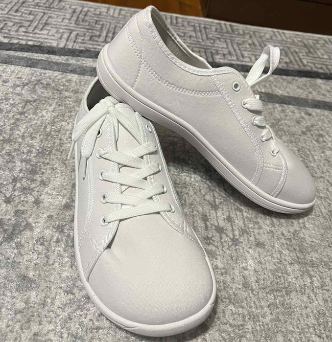 Нови бели гуменки с връзки-голям номер