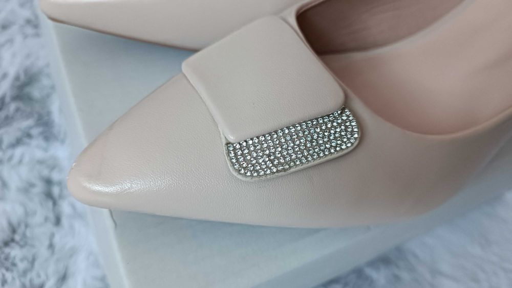 Стилни дамски обувки с висок ток в бежово