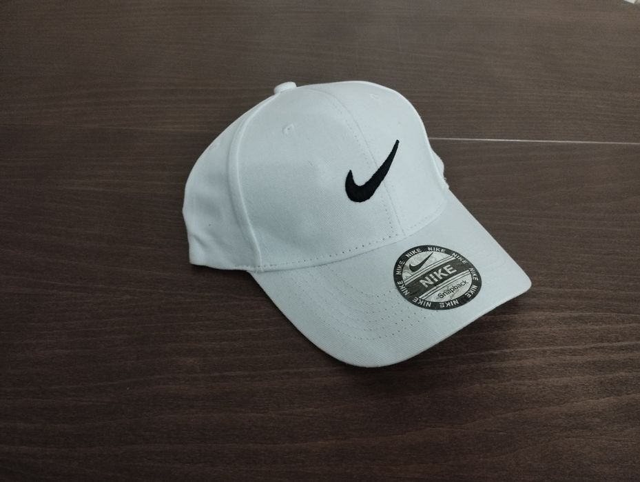 Белая кепка Nike