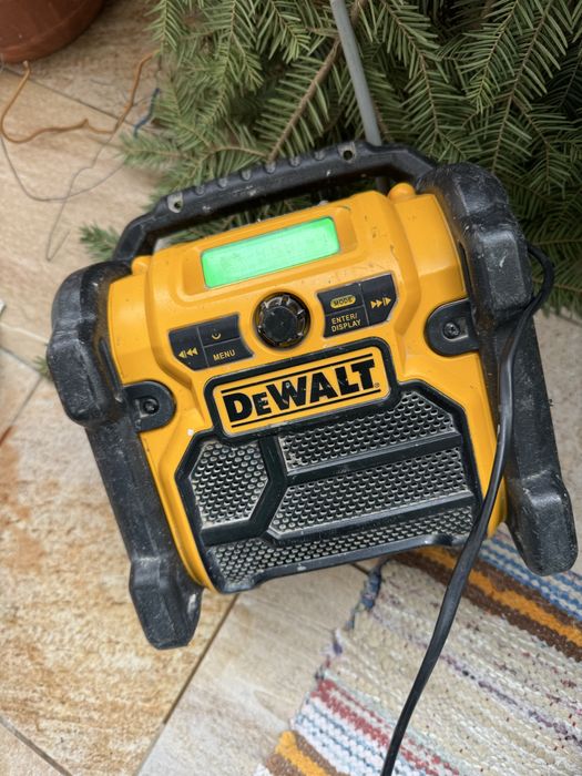 Radio dewalt sunet defect