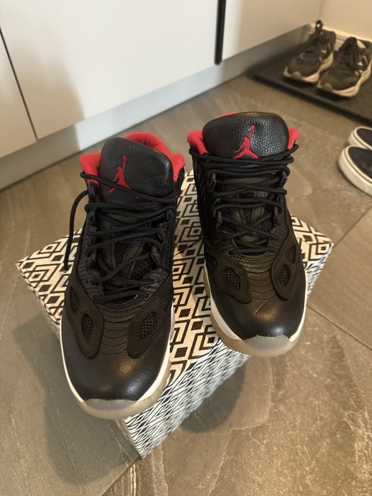 Air Jordan 11 Retro Low IE Bred