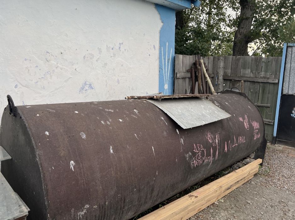 Продам металлическую емкость (резервуар)
