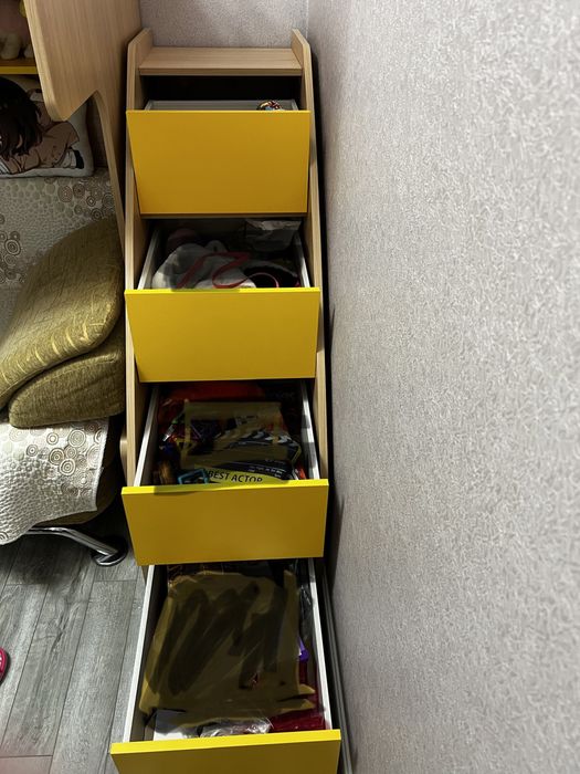 Детская кровать-чердак со ступеньками