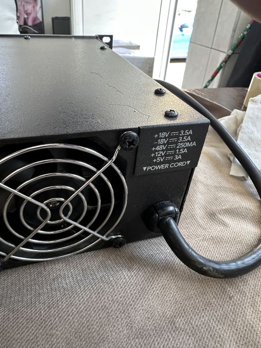 Sursa de alimentare Mackie 220 wati