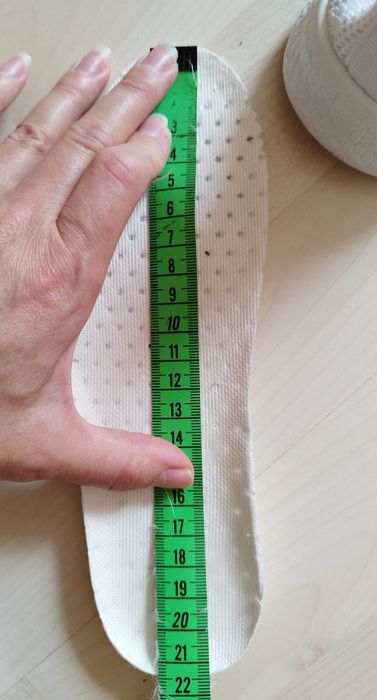 Бели спортни обувки