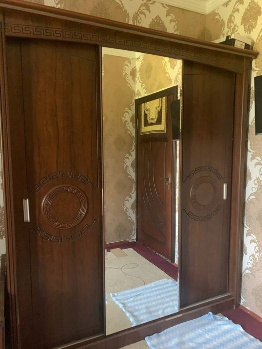 Shkaf yangi holatta yaxshi ko'p narsa ketadi kiyimlar  ko'p ketadi